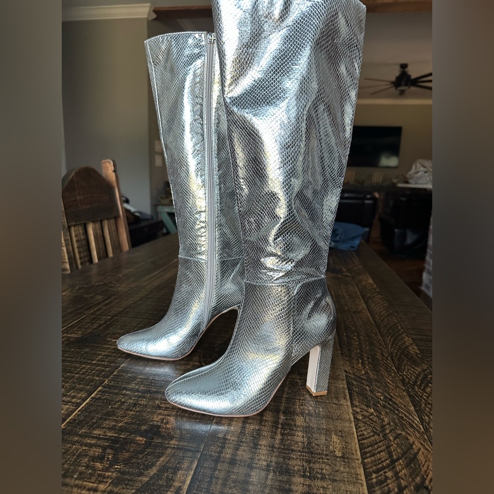 New Jessica Simpson Silver Snakeskin Boots size 7.5
